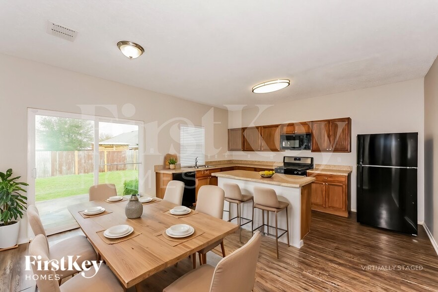 Building Photo - 7425 Snow Ridge Dr