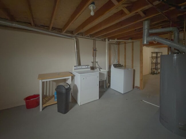 Building Photo - Move-In Ready Ranch Condo with Basement & Prime Location