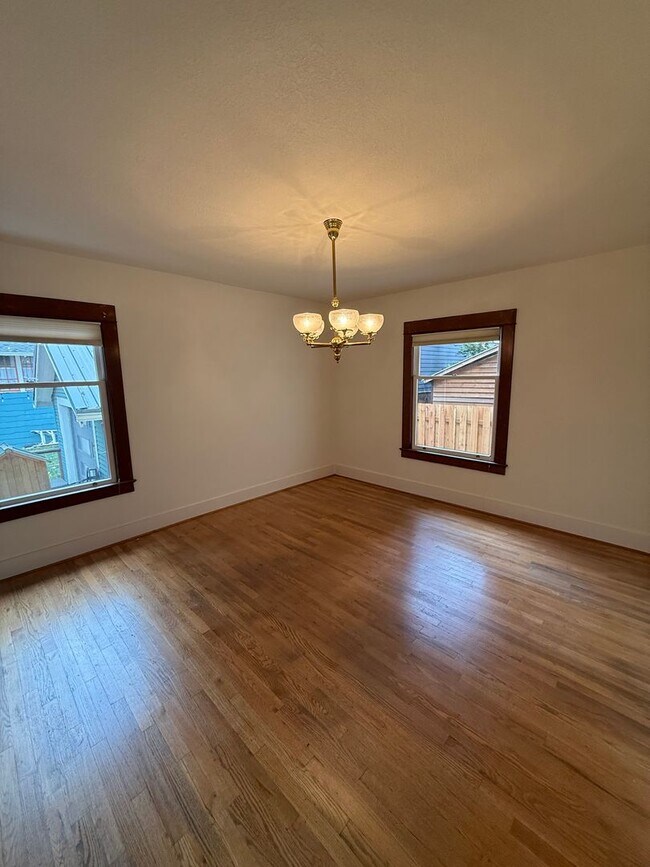 Building Photo - Charming Sellwood Gem in the Heart of SE P...