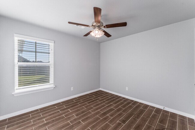 Building Photo - Welcome to this stunning 4-bedroom, 2-bathroom