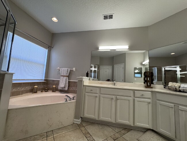 Building Photo - Large Renovated Home in Oakleaf Plantation