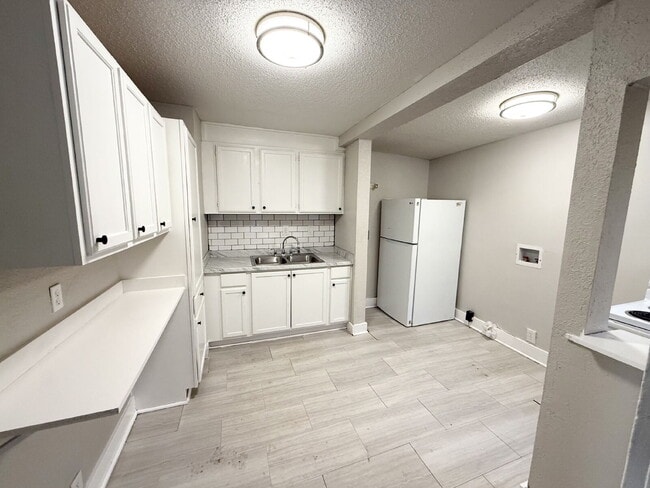 Building Photo - Beautiful 3 Bedroom , 2-Bath Home In Kansas City