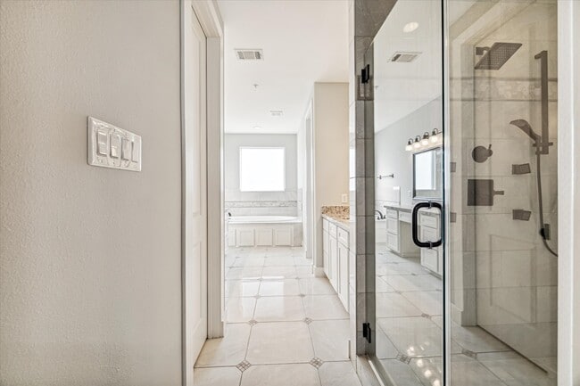 Building Photo - 912 Yale St