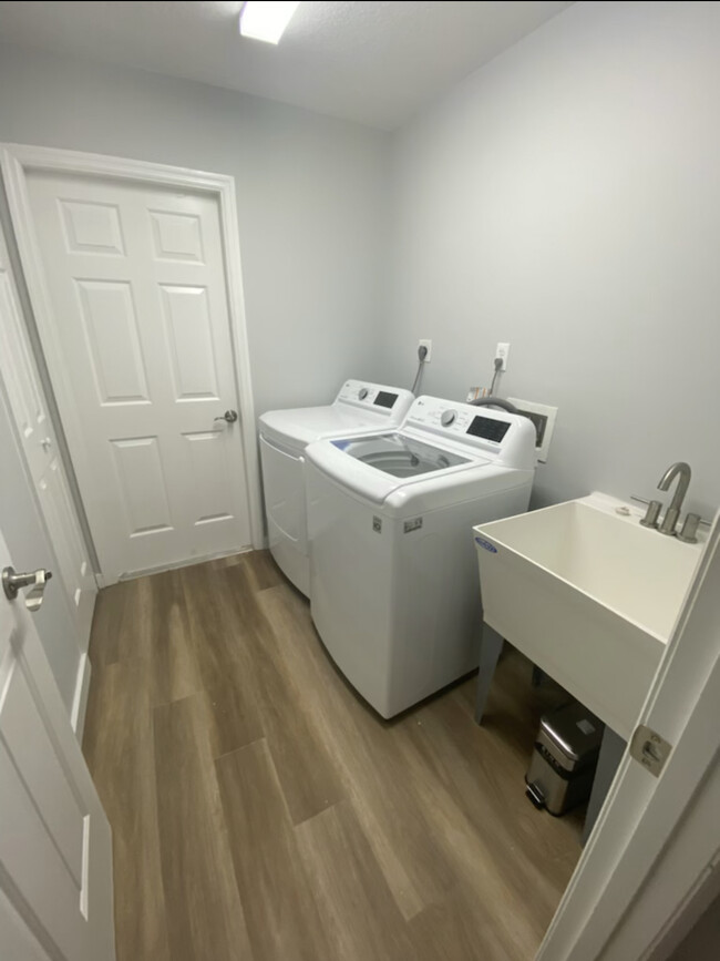 Laundry room - 955 SW Sand Oak Dr