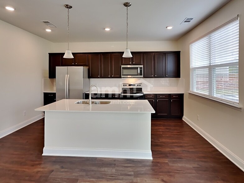 Building Photo - 2104 Williamshire Ln