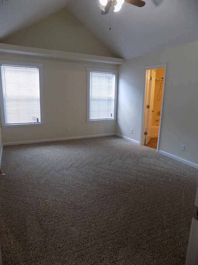 Building Photo - Available end of Julyl!! 4 Bedroom home in...