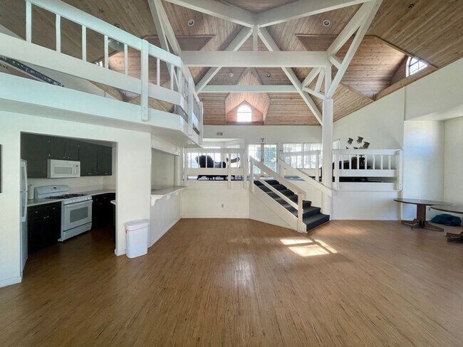 Building Photo - Welcome to Coastal Living at Its Finest!