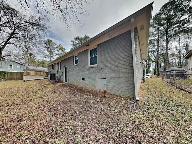 Building Photo - 415 Plainville Dr SW