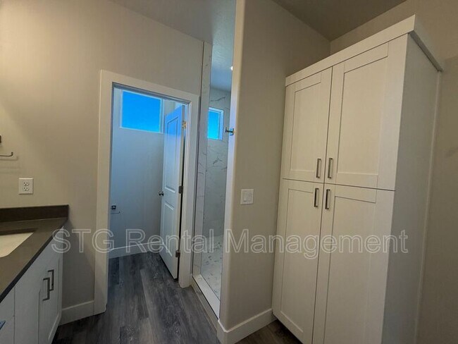 Building Photo - 1010 S 4380 W