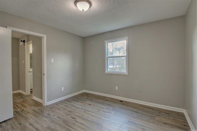 Building Photo - 1900 Labette Manor Dr