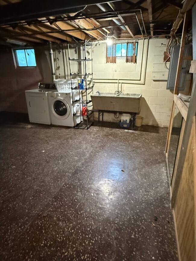 Building Photo - Fully Remodeled 3 bedroom House