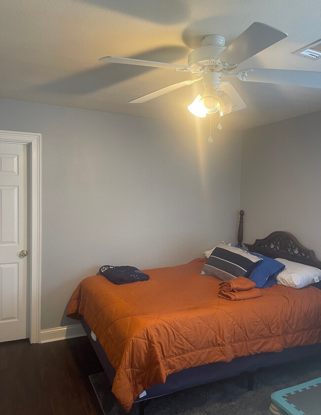 Building Photo - 802 W Longleaf Dr