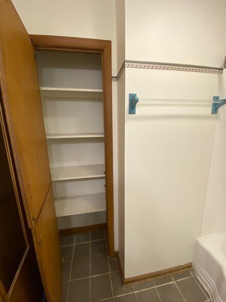 Building Photo - 1030 E Johnson St