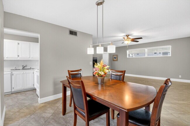 Building Photo - 18 Colonial Club Dr