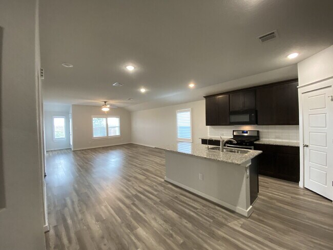 Building Photo - 4 bedroom + Office & Upgraded Garage!