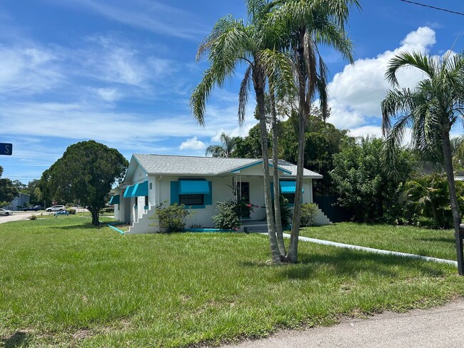 Building Photo - 2 Bedroom 1 Bath Gulfport Large 2 Car Garage