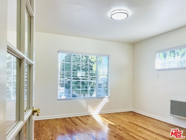 Building Photo - 2401 Beachwood Dr