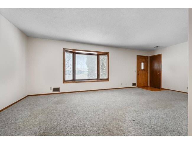 Building Photo - 10517 Quebec Ave N