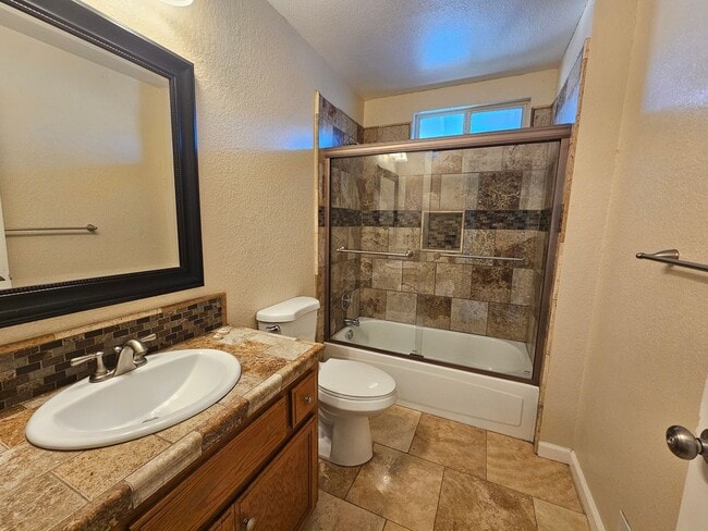 Building Photo - Large 4 bedroom two story in east Modesto!