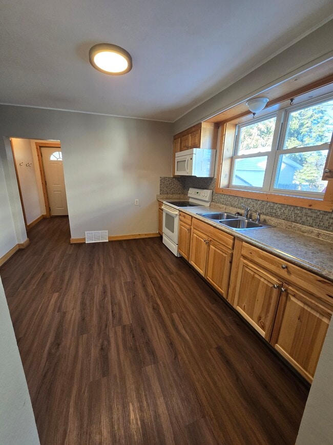 Building Photo - Lockwood