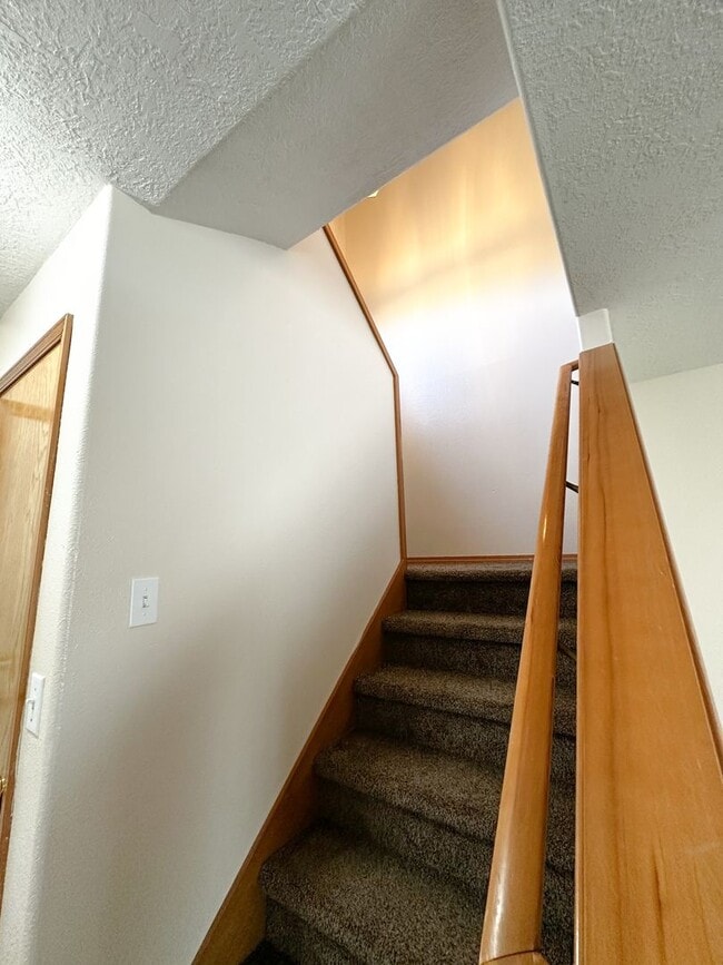 Building Photo - Ridgetop Duplex