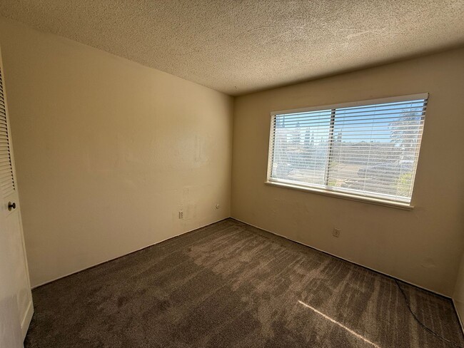 Building Photo - 3 bed 1 bath available in North Highlands!