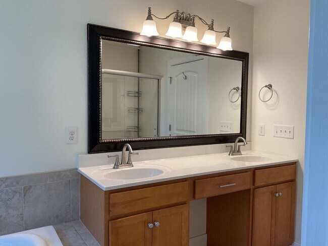 Building Photo - 4 Bedroom 2.5 Bathroom located in Old Mill...