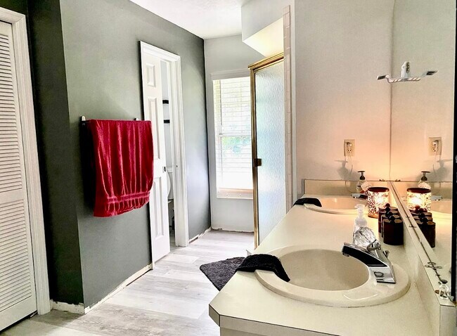 Building Photo - 6106 Everglades Dr