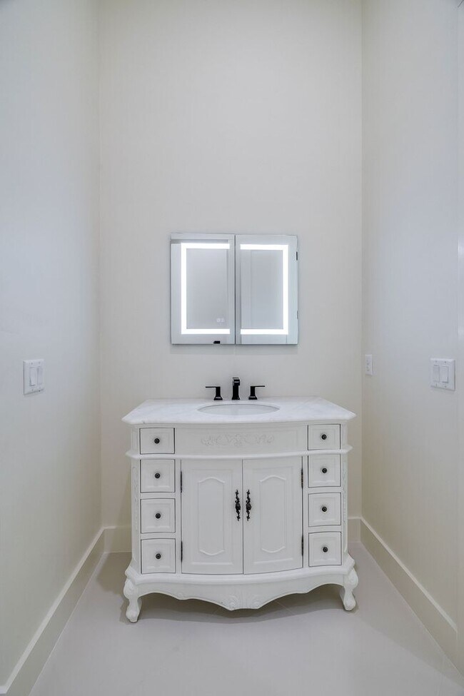 Building Photo - Stunning Brand 3B/2B Townhouse with Premium Finishes