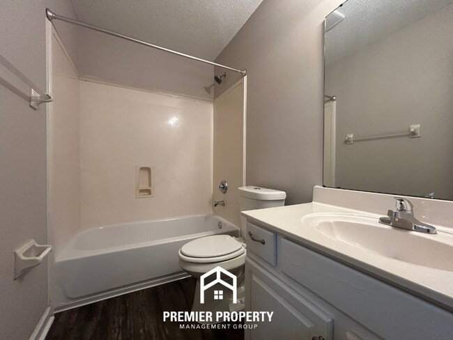 Building Photo - Spacious 4 Bedroom Home for Rent in Memphis | Vaulted Ceilings, Bay Windows & Fenced Yard