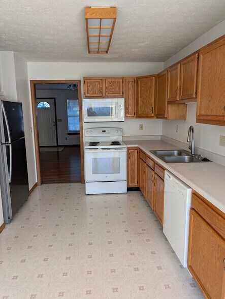 Kitchen - 2125 Fincastle Way