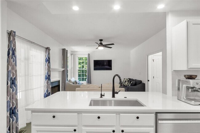 Building Photo - 717 Lantern Pl
