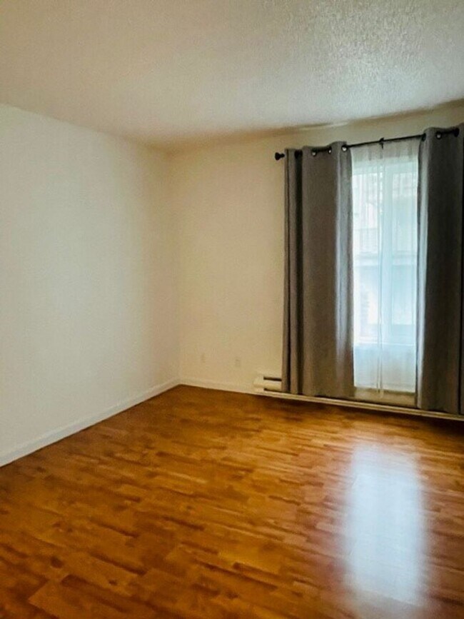 Building Photo - Spacious 2Bd/2Bath Condo located in The Ri...