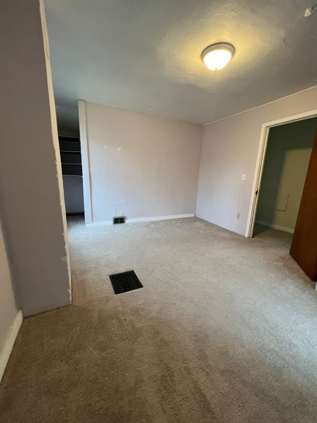 Building Photo - Large Single Family Home in Heart of La Cr...