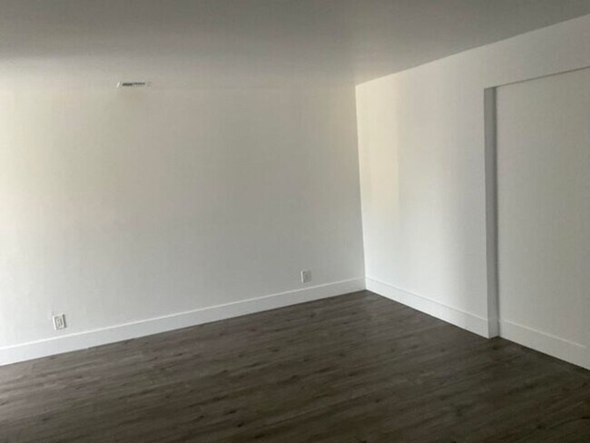 Building Photo - 5662 Parke Ave