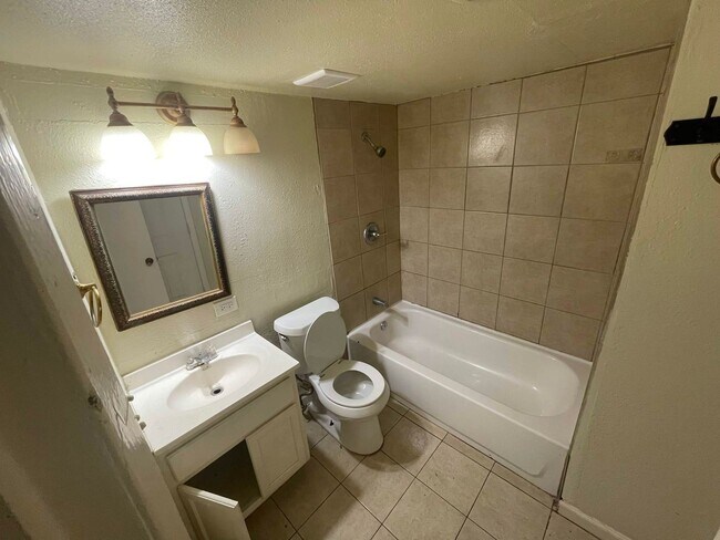Building Photo - Beautiful 3 Bedroom 2 Bathroom in Plano!