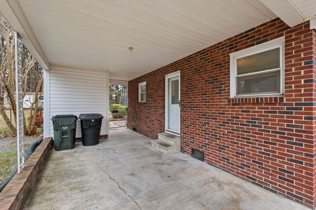 Building Photo - Fantastic 3 Bedroom Ranch in Burlington, S...