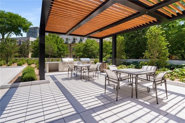 Building Photo - 2660 Peachtree Rd NW