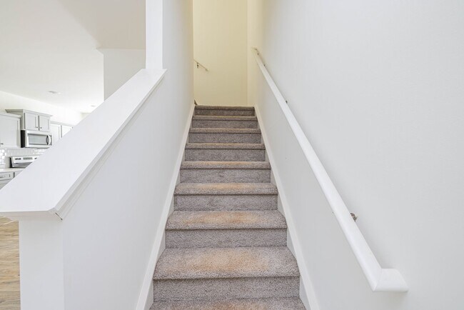 Building Photo - Available June 24th  3br 2.5 ba townhome i...