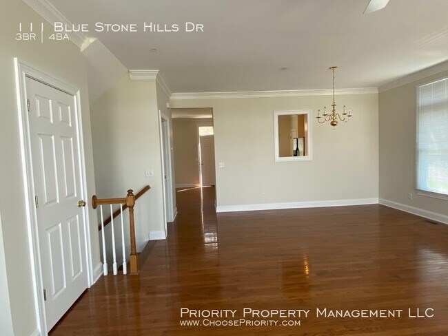 Building Photo - Gorgeous 3 Bed 3.5 Bath End Unit