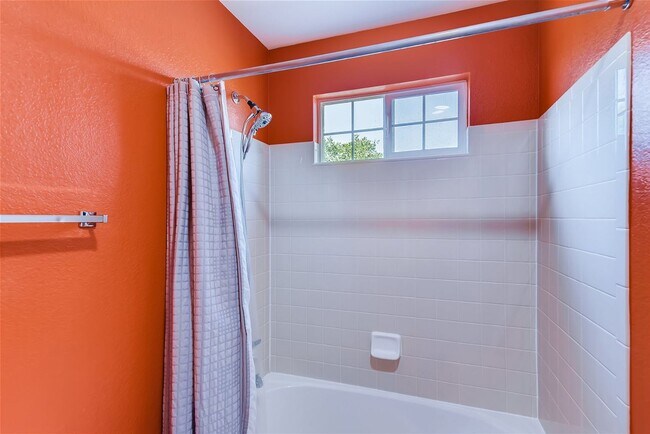 Building Photo - Beautiful 5 Bed 3.5 Bath Home In An Amazin...