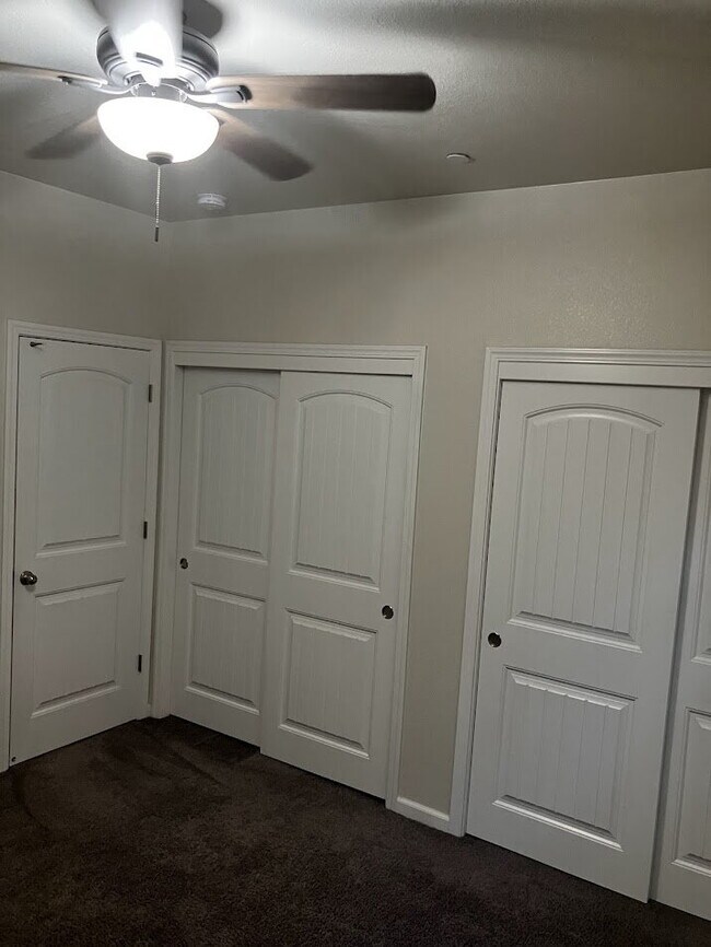Building Photo - Modern 3-Bedroom, 2-Bath Home with Window ...