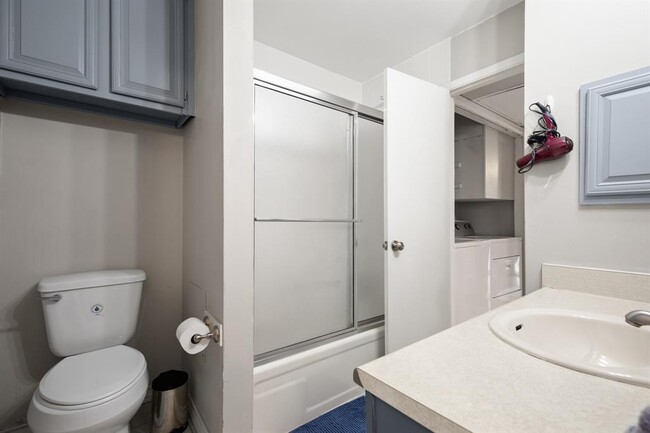 Building Photo - 806 W 24th St