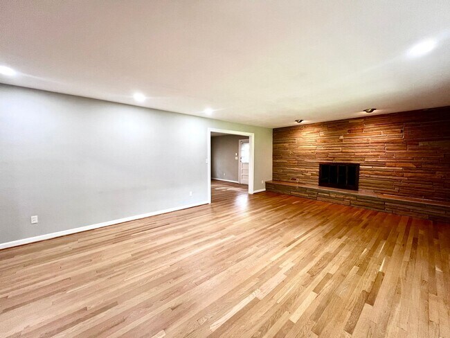 Building Photo - STUNNING home with fully finished BASEMENT!!!