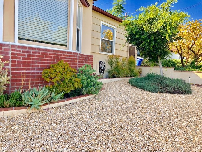 Building Photo - Charming 3 bedroom 1.5 bath home in La Mesa, with brand new Spa Jacuzzi! $3,295