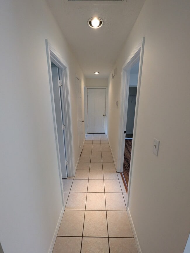 Building Photo - 108 N Lake Cir