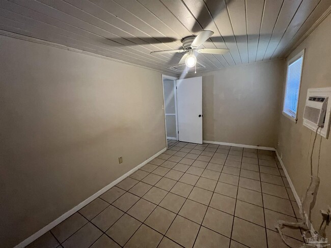 Building Photo - 1036 Hawthorn Dr