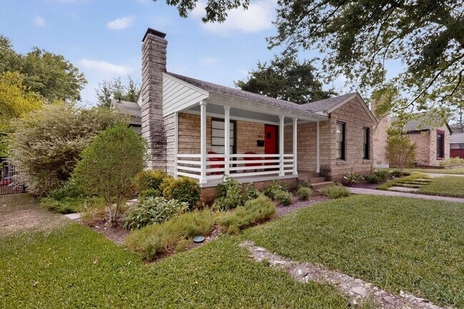 Building Photo - Gorgeous 2/2 Bungalow with Private Pool
