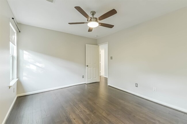 Building Photo - 15 N Flickering Sun Cir