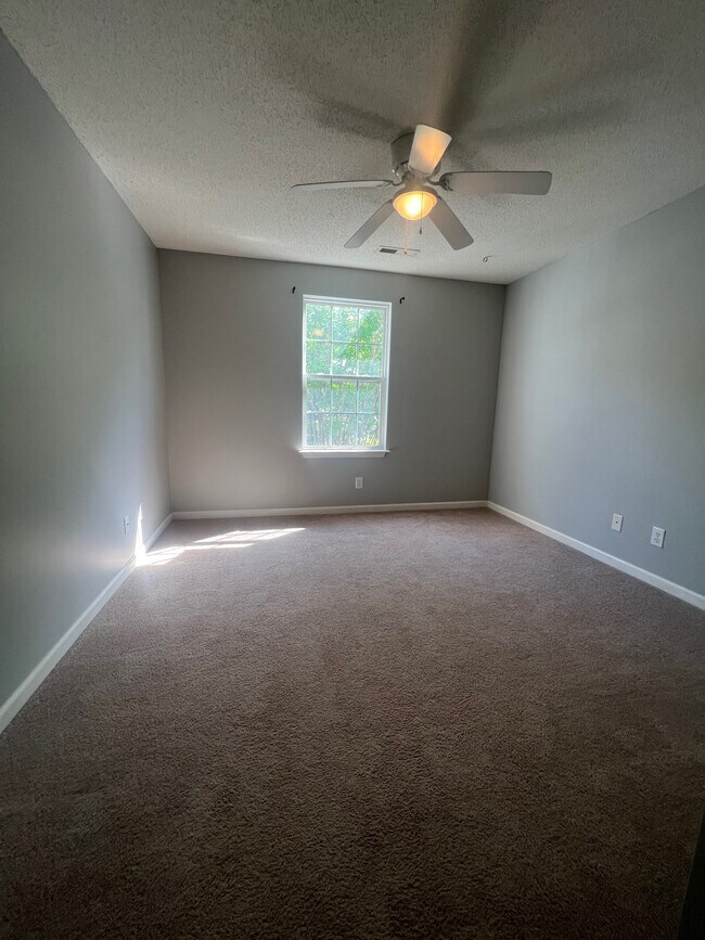 Building Photo - 12 Tannenbaum Cir